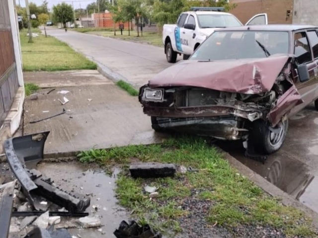 Un conductor borracho choc� contra el frente de una casa